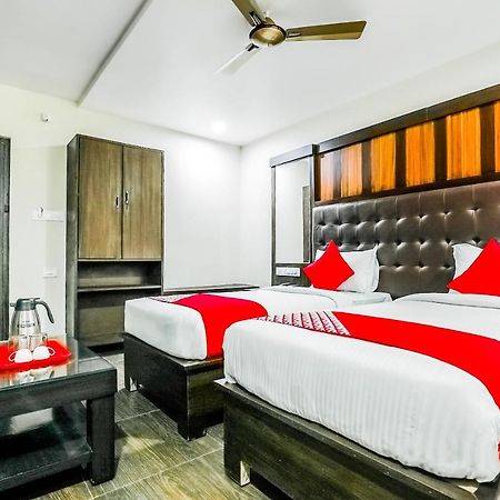 Oyo 16155 Hotel Dcm Grand Vidzsajavádá Kültér fotó