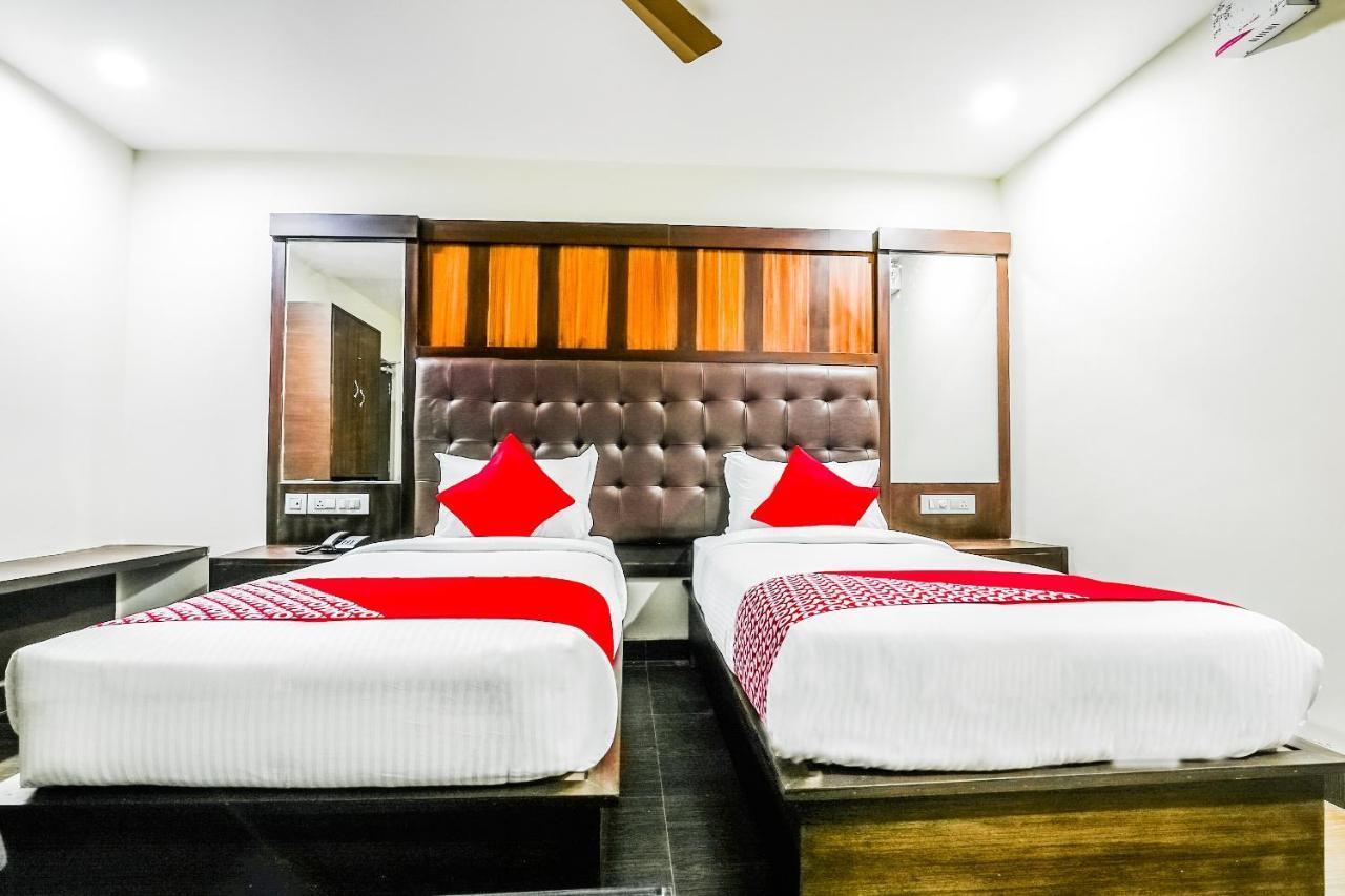 Oyo 16155 Hotel Dcm Grand Vidzsajavádá Kültér fotó