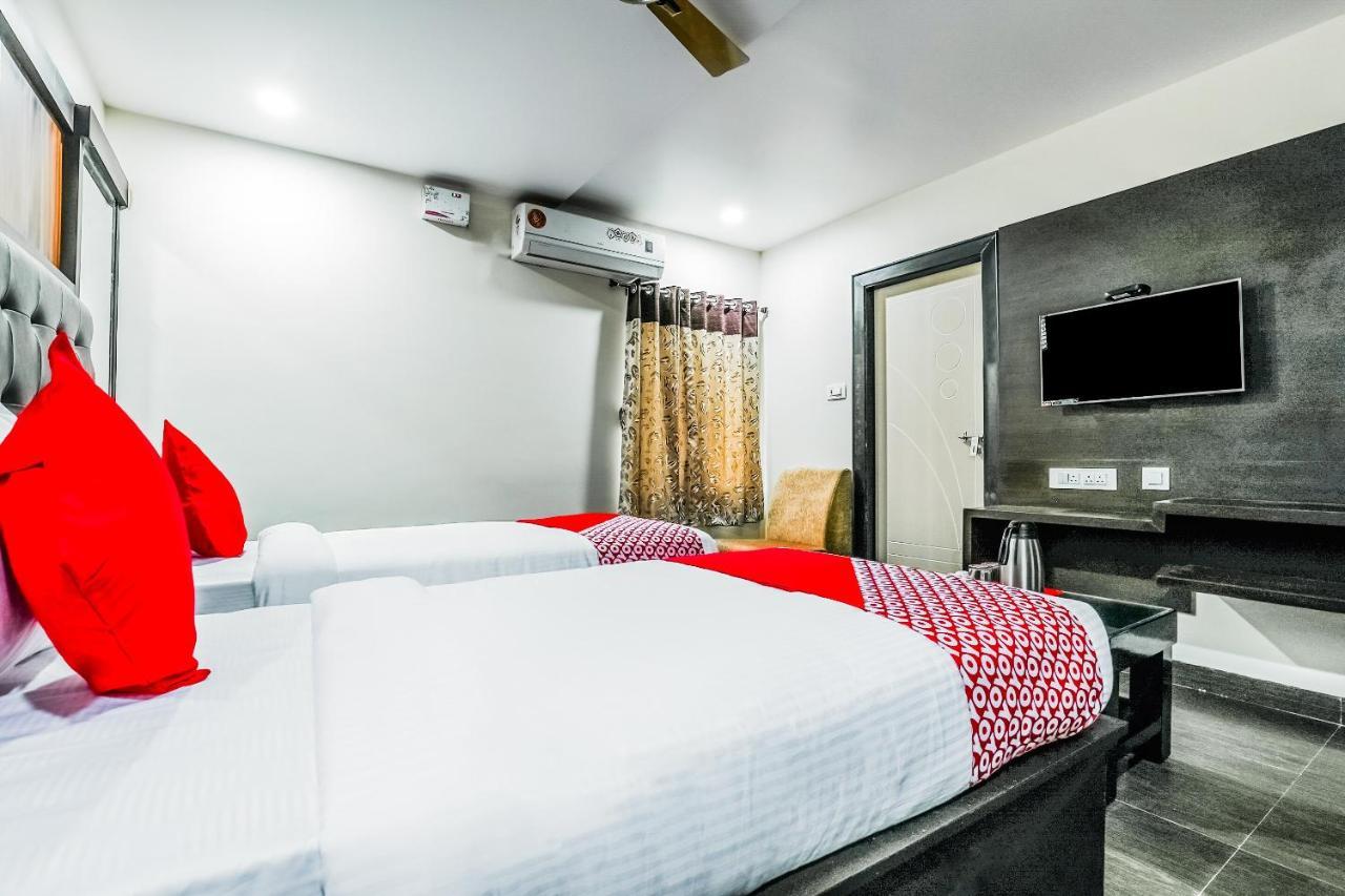 Oyo 16155 Hotel Dcm Grand Vidzsajavádá Kültér fotó