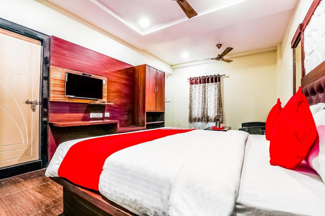 Oyo 16155 Hotel Dcm Grand Vidzsajavádá Kültér fotó