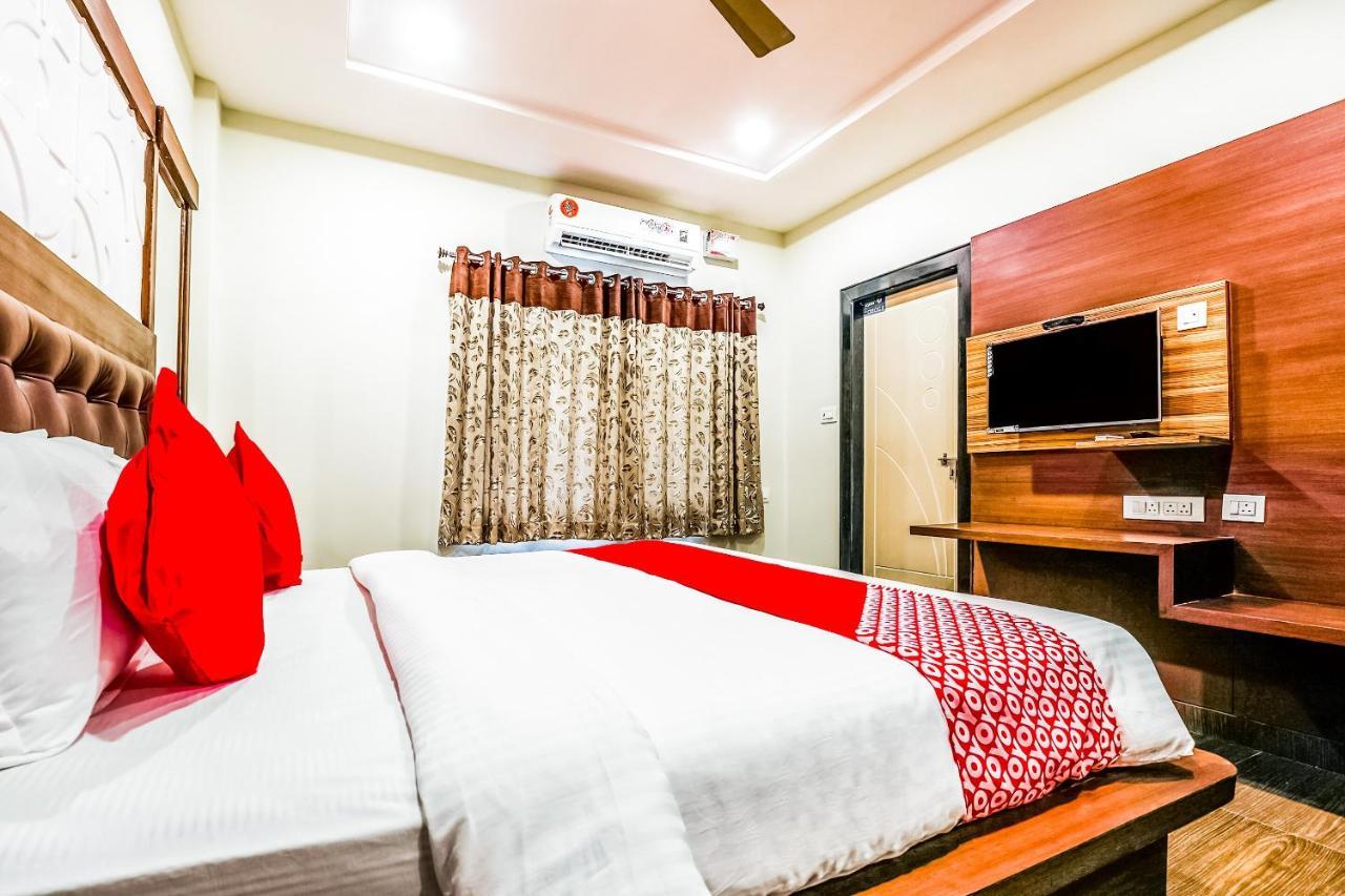 Oyo 16155 Hotel Dcm Grand Vidzsajavádá Kültér fotó