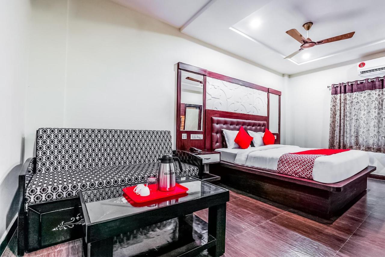 Oyo 16155 Hotel Dcm Grand Vidzsajavádá Kültér fotó
