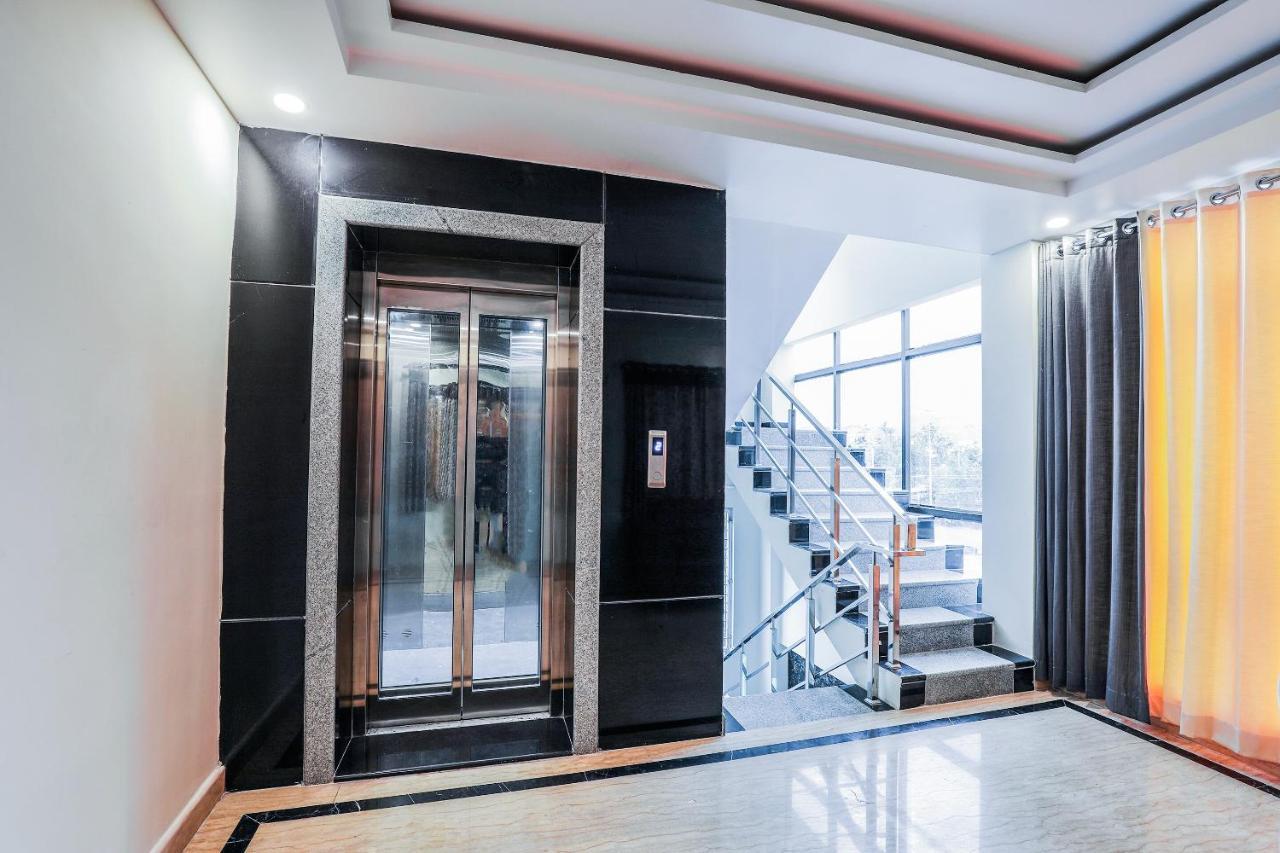 Oyo 16155 Hotel Dcm Grand Vidzsajavádá Kültér fotó