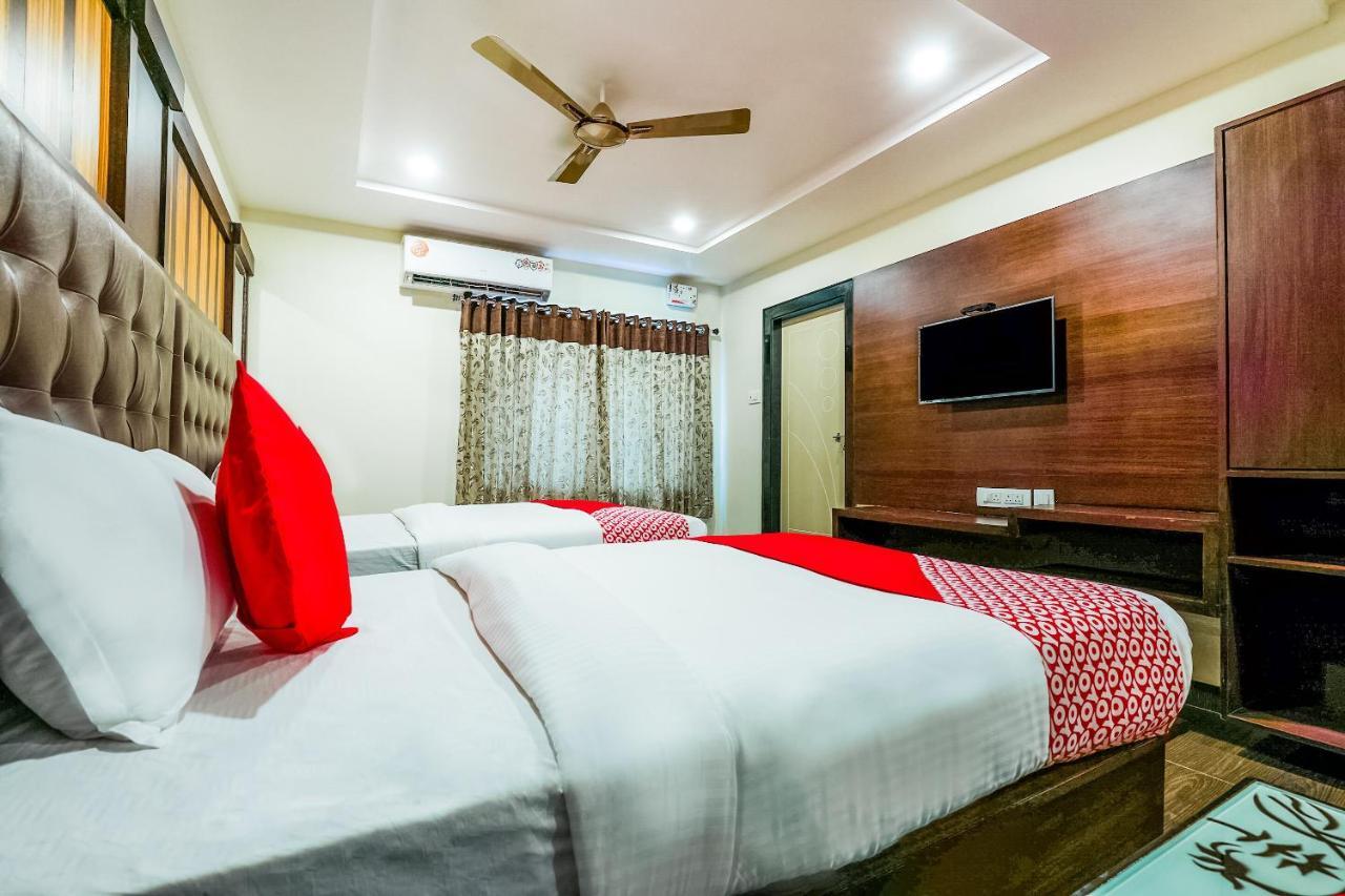 Oyo 16155 Hotel Dcm Grand Vidzsajavádá Kültér fotó