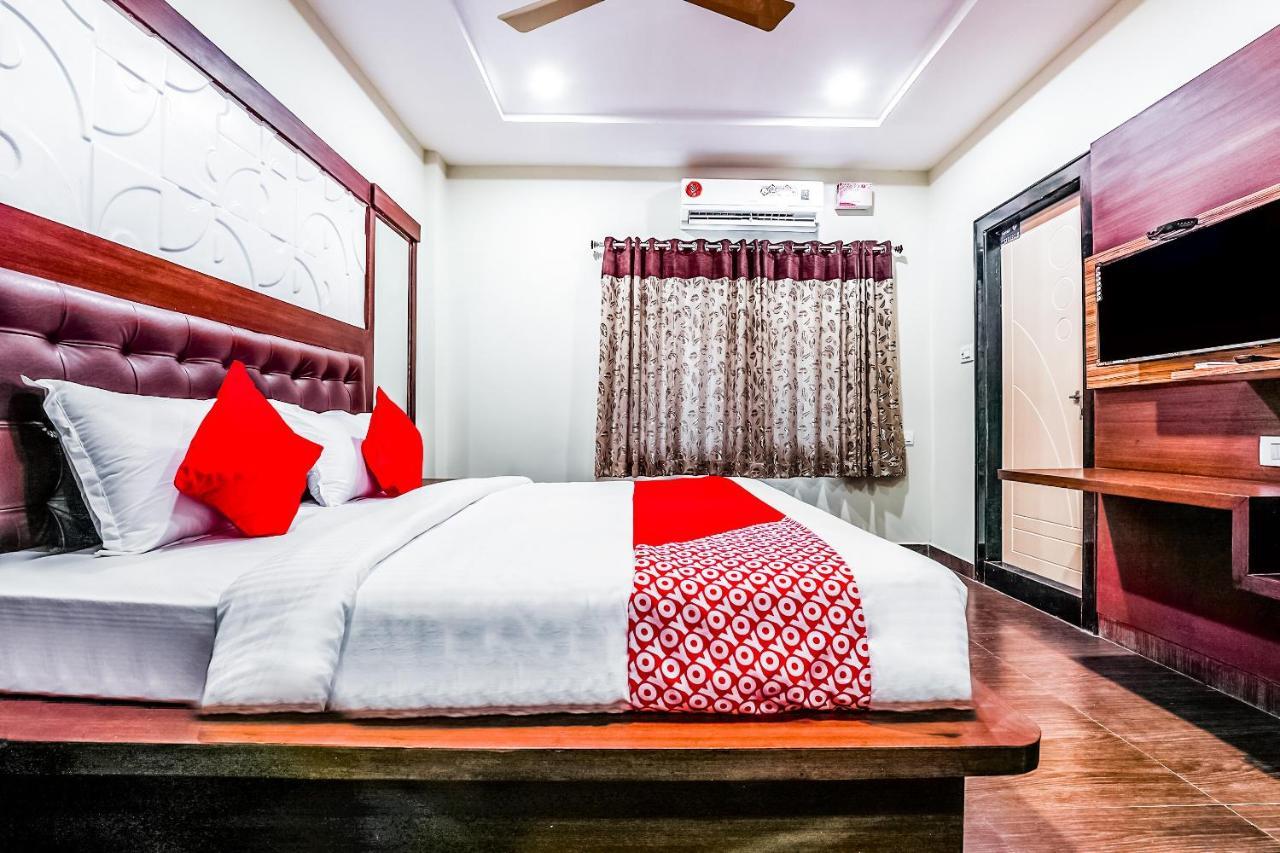 Oyo 16155 Hotel Dcm Grand Vidzsajavádá Kültér fotó