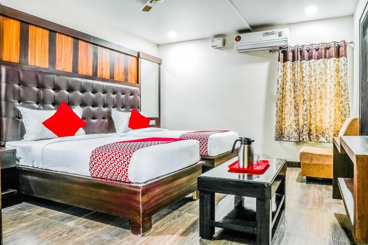 Oyo 16155 Hotel Dcm Grand Vidzsajavádá Kültér fotó