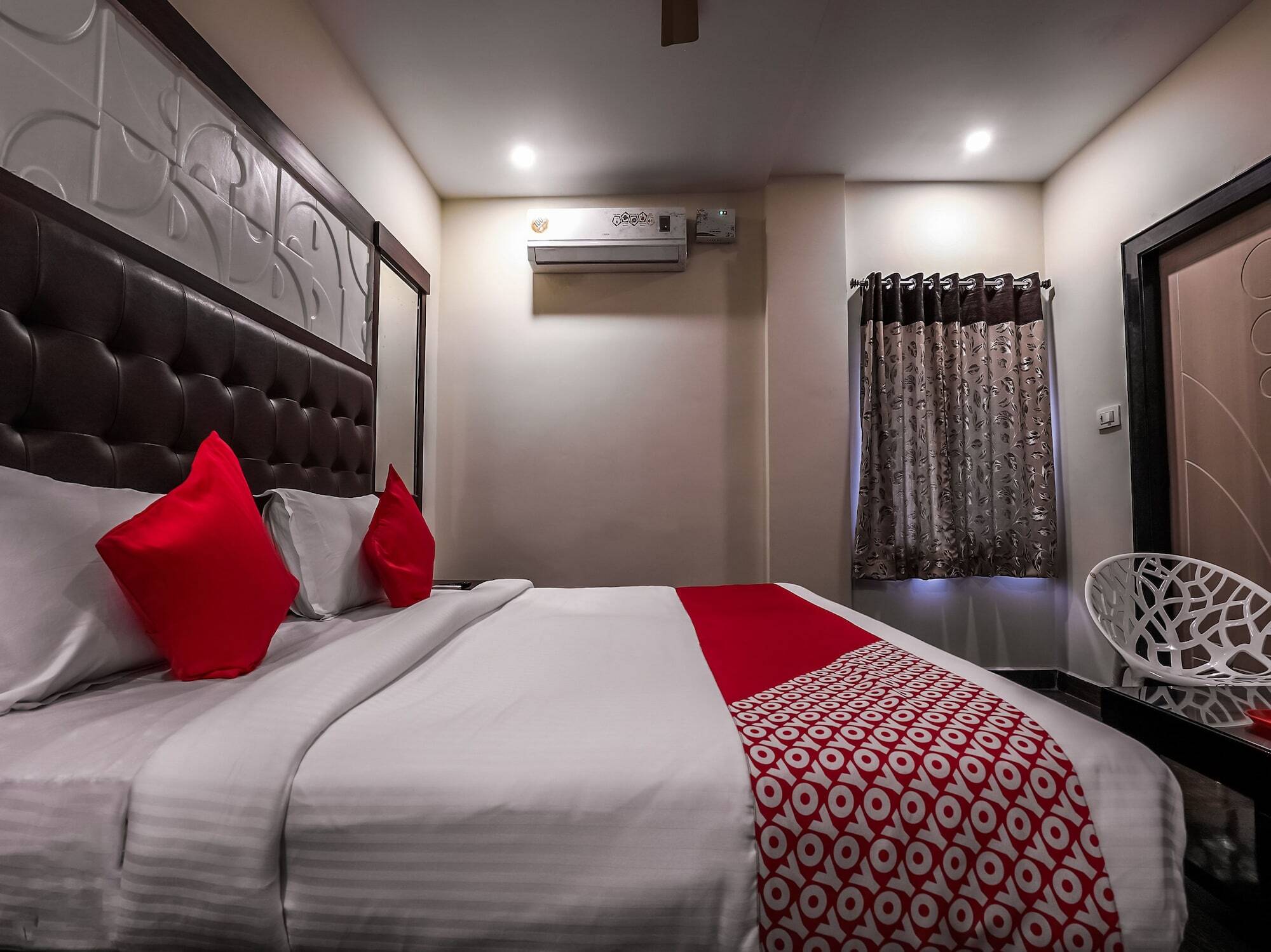 Oyo 16155 Hotel Dcm Grand Vidzsajavádá Kültér fotó